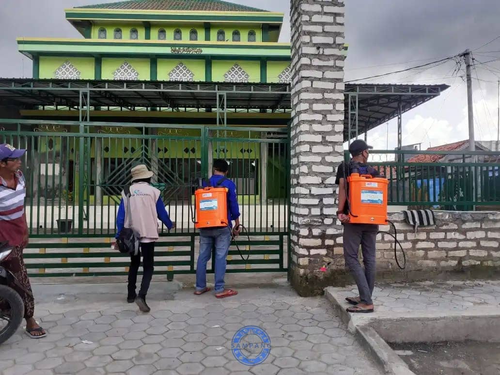 Karang Taruna Desa Dharma Camplong & Senyum Desa, Lakukan Penyemprotan Disinfektan
