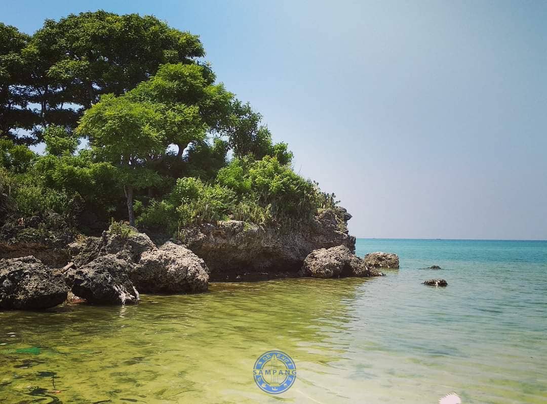 Keindahan Pantai Candin di Pulau Mandangin, Sampang
