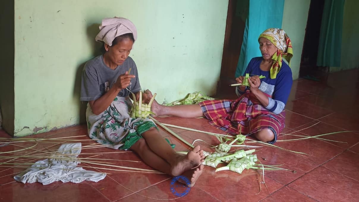 Beberapa warga saat membuat ketupat. Foto by Taberita.com