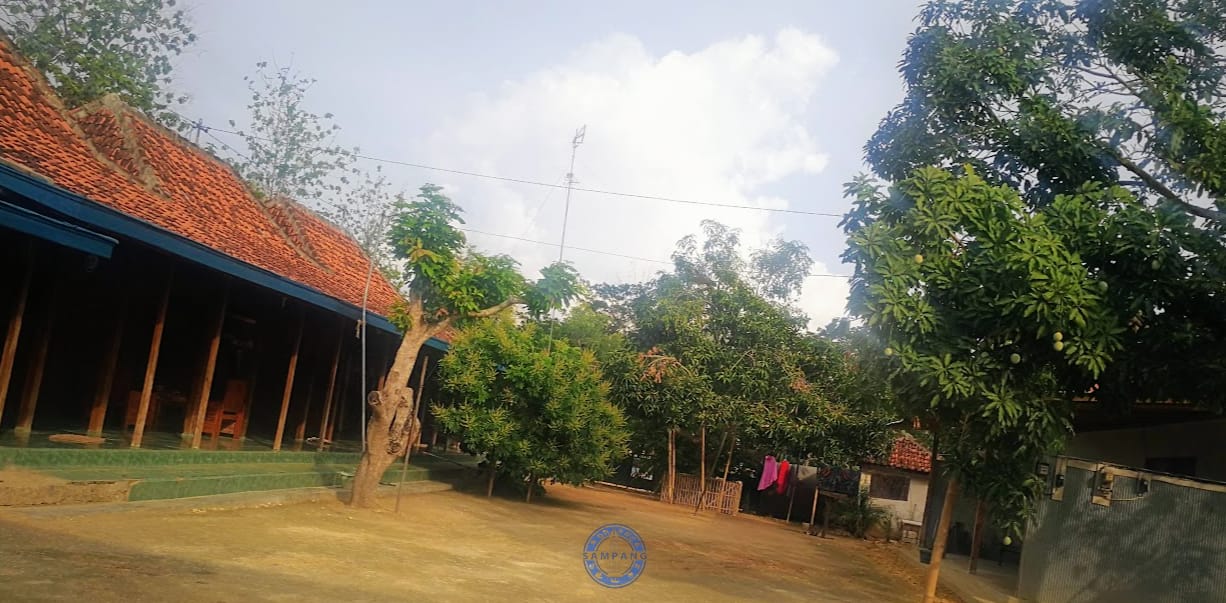 Rumah tanean lanjeng di daerah Omben Sampang