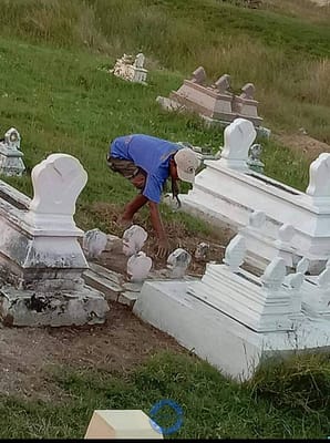 Ngosar, Tradisi Warga Sampang Membersihkan Kuburan Menjelang Lebaran