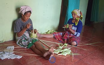 Beberapa warga saat membuat ketupat. Foto by Taberita.com