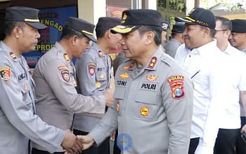 Kapolda Jatim didampingi Bupati Sampang saat memasuki Halaman Mapolres Sampang.foto taberitacom
