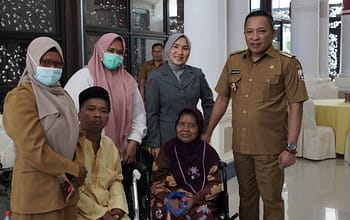 Bupati Sampang H. Slamet Junaidi bersama Ketua TP PKK Sampang Hj. Mimin Slamet Junaidi saat bersama Ibu Satiyeh dan Juheri. (Foto : Prokopim Pemkab)