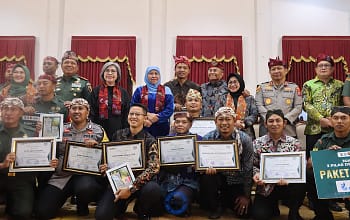 Bupati Sampang, H.Slamet Junaidi, meraih prestasi dengan mendapatkan penghargaan Juara 3 Anugerah Patriot Jawi Wetan 2023. Ini merupakan bukti sinergitas tiga pilar Desa Batuporo Barat, Kecamatan Kedungdung, dalam mendukung pembangunan desa yang berkelanjutan.