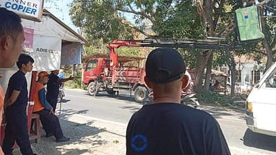 Pohon Miring di Desa Komis Telah Ditebang, Menghindari Bahaya Bagi Pengendara