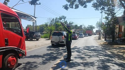 Contra Flow Di Jembatan Klampis Jrengik: Aksi Satlantas Polres Sampang