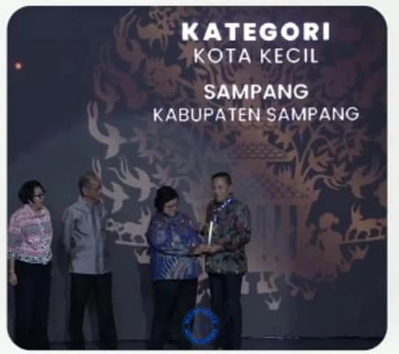 Kabupaten Sampang Dapat Penghargaan Anugrah Adipura tahun 2022 atas kebersihan lingkungan yang baik dan lestari.
