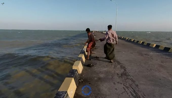 Memburu Kerang Hijau di Pelabuhan Tadden Camplong  Sampang