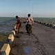Memburu Kerang Hijau di Pelabuhan Tadden Camplong Sampang