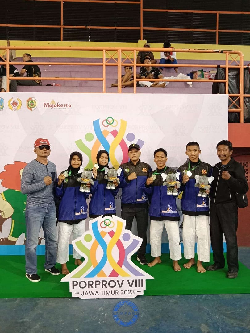 Saat foto bersama atlet judo putri Sampang bersama Ketua Koni Wasik dan Ketua PJSI Eko Puji W saat terima medali emas di Porprov 2023(Foto RRI