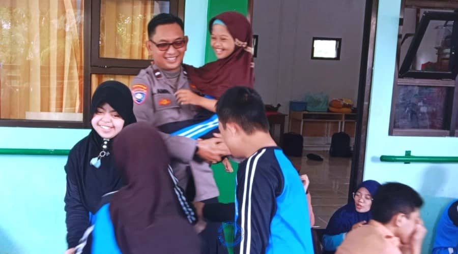 Kanit Bintibsos Sat Binmas Polres Sampang, Aipda Liwail Amri, ketika mengunjungi Sekolah Luar Biasa Negeri (SLBN) di Kabupaten Sampang, Madura, Jawa Timur, Jumat (4/2/2023).